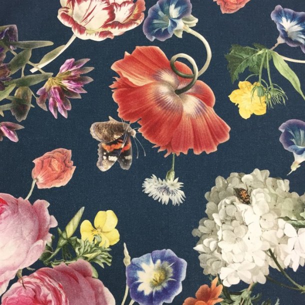 Boligstof med smukke blomster p en petrol-bl bund - pr. 0,25 meter
