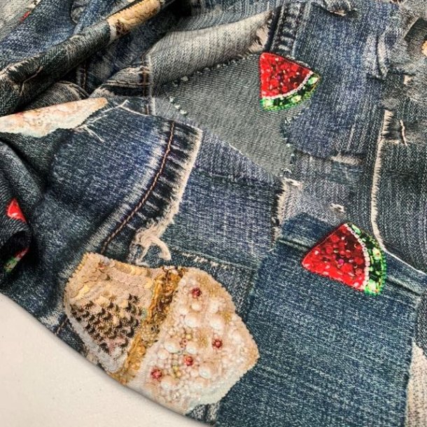 Bomuldsjersey med print af denim og pailletlapper - pr. 0,25 meter