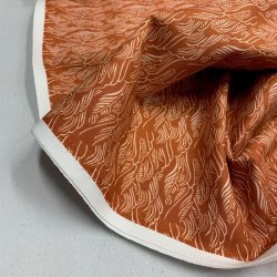 Bomuldslrred - i mrk fersken med mnster i kit, fra Cotton + Steel - pr. 0,25 meter