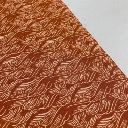 Bomuldslrred - i mrk fersken med mnster i kit, fra Cotton + Steel - pr. 0,25 meter