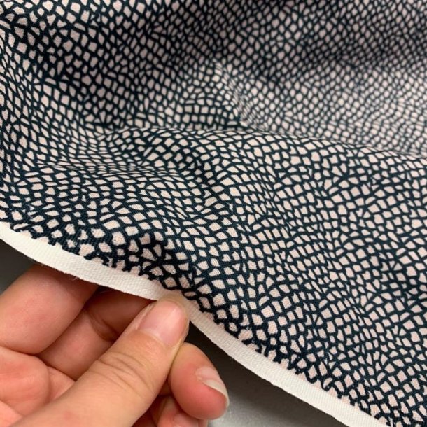 Bomuldslrred - i mrk marine med pletter i kit, fra Cotton + Steel - pr. 0,25 meter