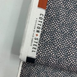 Bomuldslrred - i mrk marine med pletter i kit, fra Cotton + Steel - pr. 0,25 meter