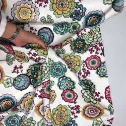 Bomuldslrred med strk - Hvid med farverige blomster - pr. 0,25 meter