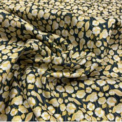 Bomuldspoplin i mrkegrn med gule blomster - pr. 0,25 meter