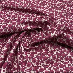 Bomuldspoplin i sart rosa med mrkrosa blomster - pr. 0,25 meter
