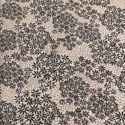 Bomuldspoplin i beige med blomster og prikker - pr. 0,25 meter