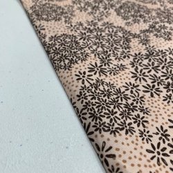 Bomuldspoplin i beige med blomster og prikker - pr. 0,25 meter