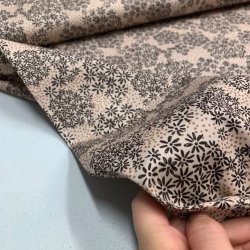 Bomuldspoplin i beige med blomster og prikker - pr. 0,25 meter