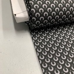 Bomuldspoplin i gr med cirkel mnster - pr. 0,25 meter