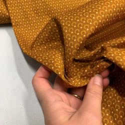 Bomuldspoplin i karrygul med cirkel mnster - pr. 0,25 meter