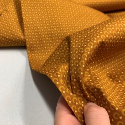 Bomuldspoplin i karrygul med cirkel mnster - pr. 0,25 meter