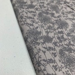 Bomuldspoplin i lysegr med blomster - pr. 0,25 meter