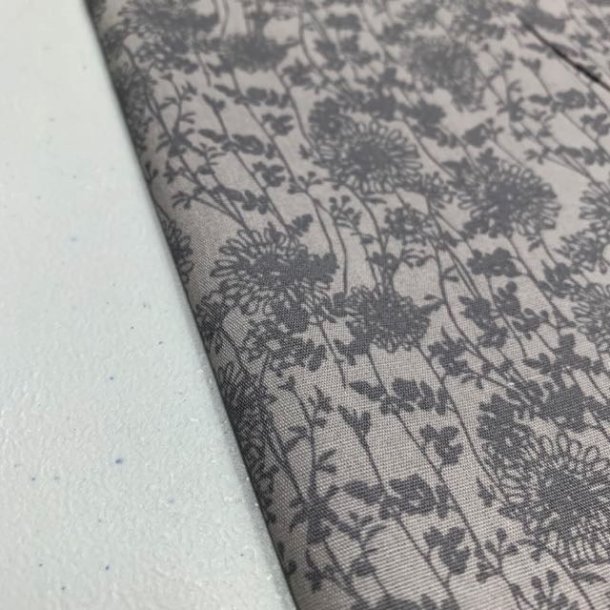 Bomuldspoplin i lysegr med blomster - pr. 0,25 meter