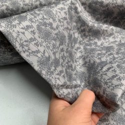 Bomuldspoplin i lysegr med blomster - pr. 0,25 meter