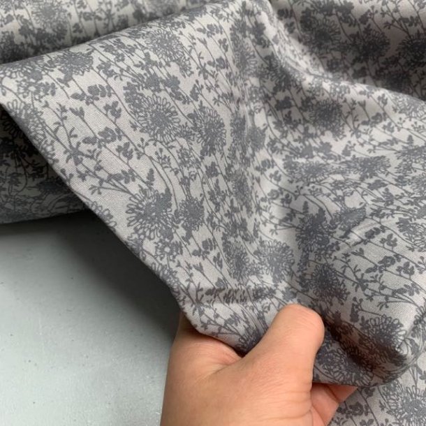 Bomuldspoplin i lysegr med blomster - pr. 0,25 meter