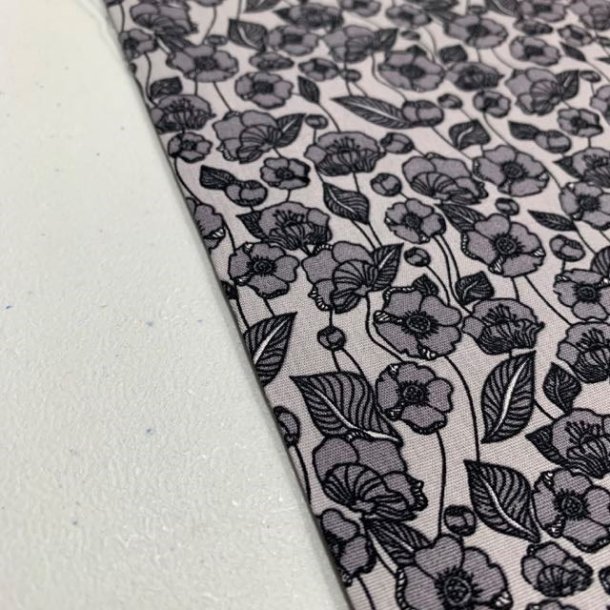 Bomuldspoplin i lysegr med mrkegr blomster - pr. 0,25 meter