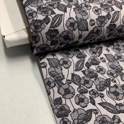 Bomuldspoplin i lysegr med mrkegr blomster - pr. 0,25 meter
