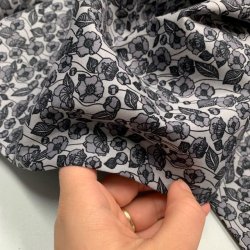 Bomuldspoplin i lysegr med mrkegr blomster - pr. 0,25 meter