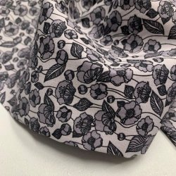 Bomuldspoplin i lysegr med mrkegr blomster - pr. 0,25 meter