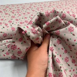 Bomuldspoplin i sand med sm trer og blade - pr. 0,25 meter