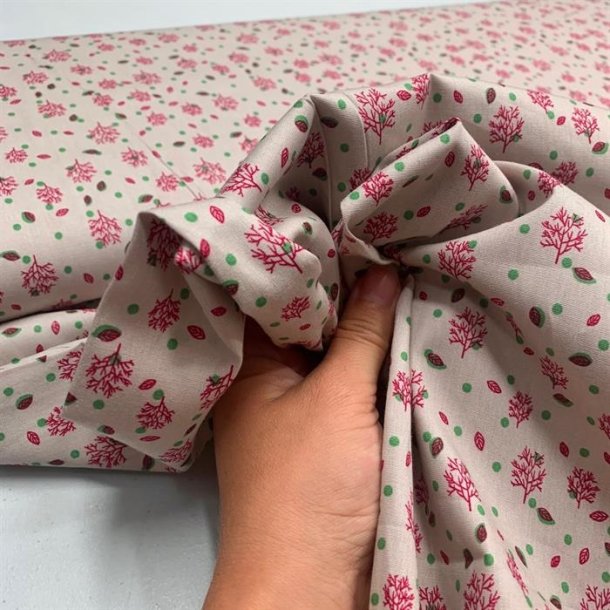 Bomuldspoplin i sand med sm trer og blade - pr. 0,25 meter