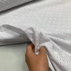 Broderie anglaise med prikker - pr. 0,25 meter