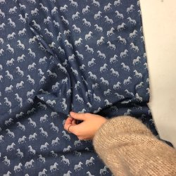 Chambray i jeansbl farve med sm hvide zebraer - pr. 0,25 meter