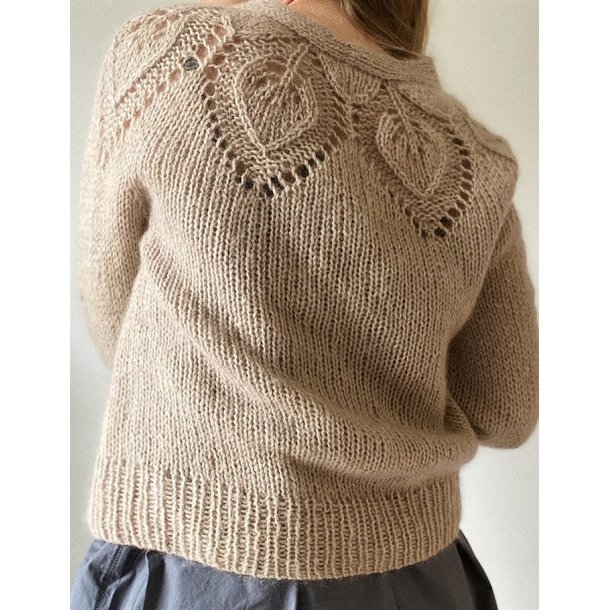 Chunky Dahlia V-neck Cardigan - strikkeopskrift fra le knit / Lene Holme Samse