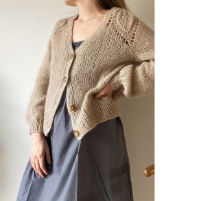 Chunky Dahlia V-neck Cardigan - strikkeopskrift fra le knit / Lene Holme Samse