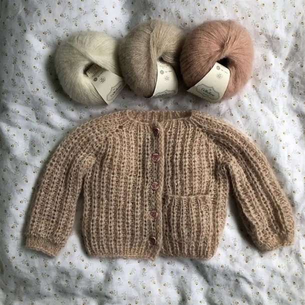 Drmmecardigan Mini - opskrift fra CaMaRose