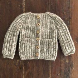 Drmmecardigan Mini - opskrift fra CaMaRose