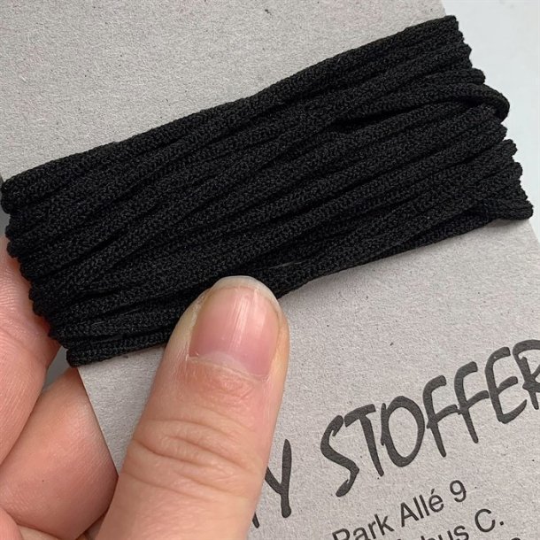 Elastik - tynd, rund og bl�d i hvid eller sort. Til fx mundbind