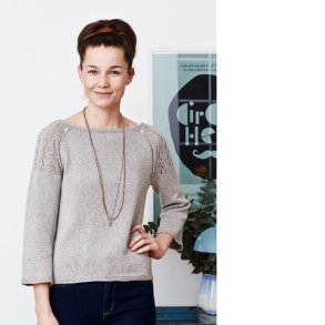 Raglanbluse med hulmnster p skuldre - strikkekit med Elise garn by Permin