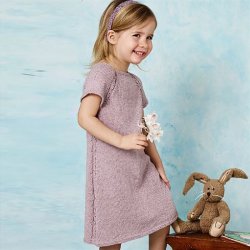 Pigekjole med hulsnoninger - strikkekit med Elise garn by Permin