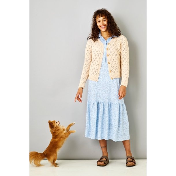 Cardigan med rombe-hulmnster - strikkekit med Esther garn by Permin