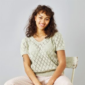 Bluse med rombe-hulmnster - strikkekit med Esther garn by Permin