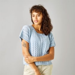 Sommerbluse med hulmnster - strikkekit med Esther garn by Permin