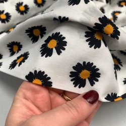 Fin bomuldslrred i hvid med marguerit blomster - pr. 0,25 meter