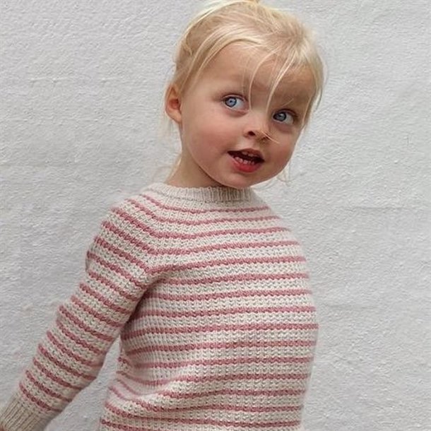 Friday Sweater Mini - strikkeopskrift fra PetiteKnit