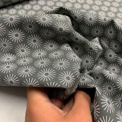 Gr bomuldslrred med hvide blomster - pr. 0,25 meter