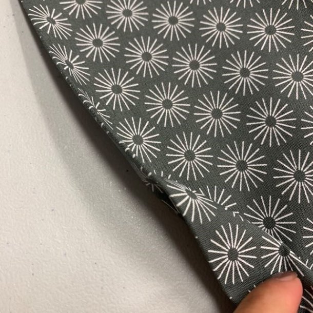 Gr bomuldslrred med hvide blomster - pr. 0,25 meter