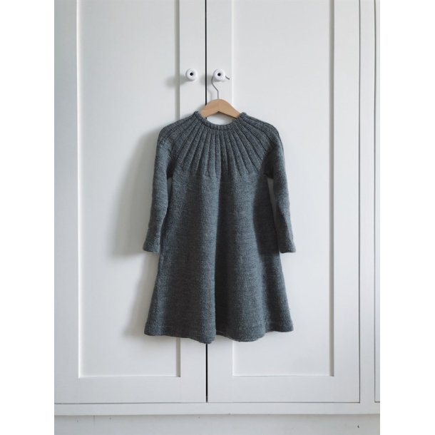 Haralds Kjole - strikkeopskrift fra PetiteKnit