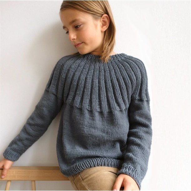 Haralds Sweater Junior - strikkeopskrift fra PetiteKnit