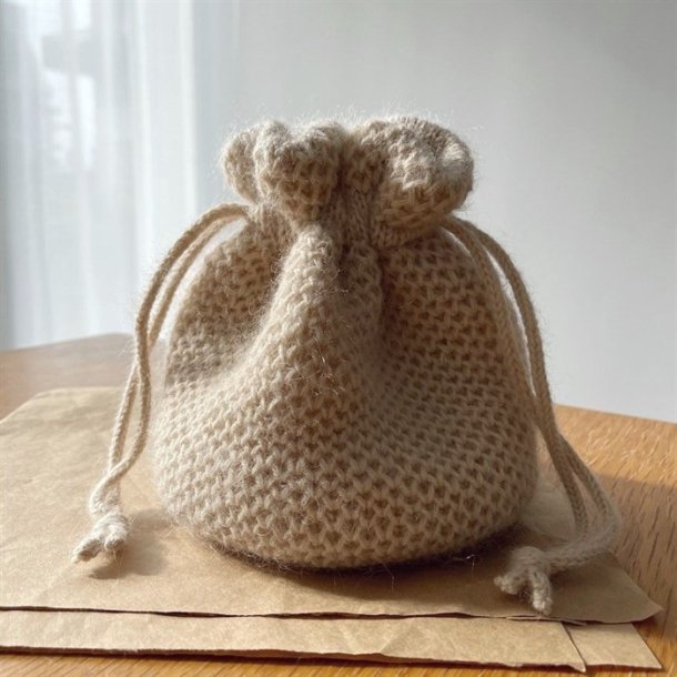 Honey Bucket Bag - strikkeopskrift fra PetiteKnit