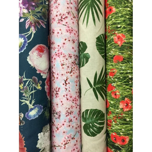 Boligstof med smukke blomster p en petrol-bl bund - pr. 0,25 meter