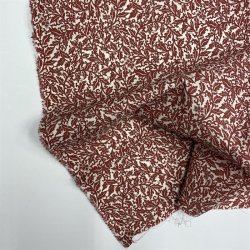 Liberty Bomuldspoplin i knkket hvid med rdlige blade - pr. 0,25 meter. 