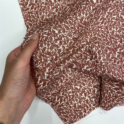 Liberty Bomuldspoplin i knkket hvid med rdlige blade - pr. 0,25 meter. 