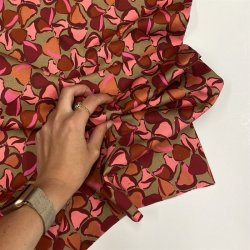 V�vet bomuld med str�k i camel med smukt print - pr. 0,25 meter.