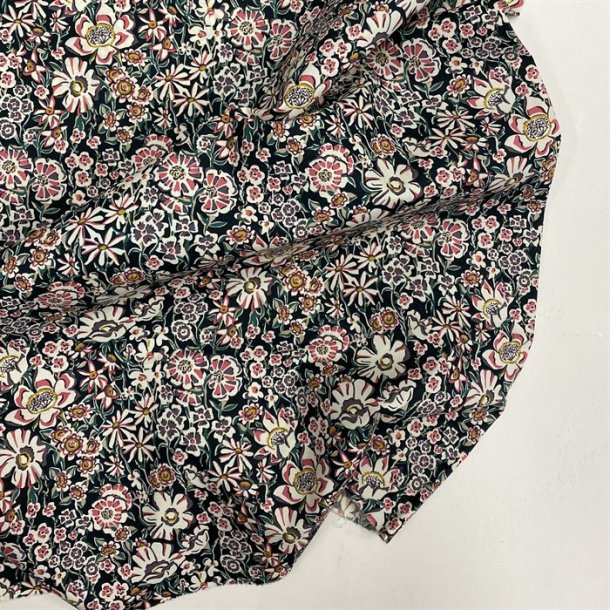 Liberty bomuldspoplin White Garden p� sort baggrund - pr. 0,25 meter. 