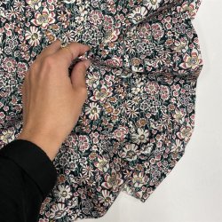 Liberty bomuldspoplin White Garden p� sort baggrund - pr. 0,25 meter. 